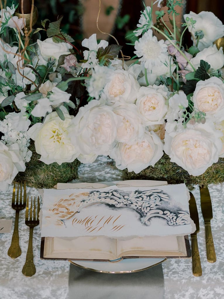 طاولة الزفاف البيضاء