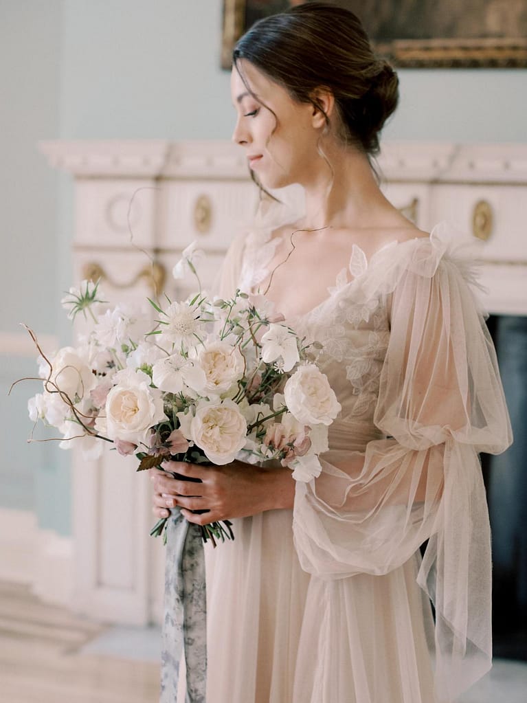 Mariée en robe ivoire avec des fleurs de mariage