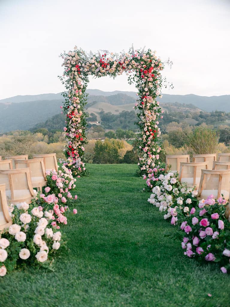 バラと結婚式の花のアーチのデザイン