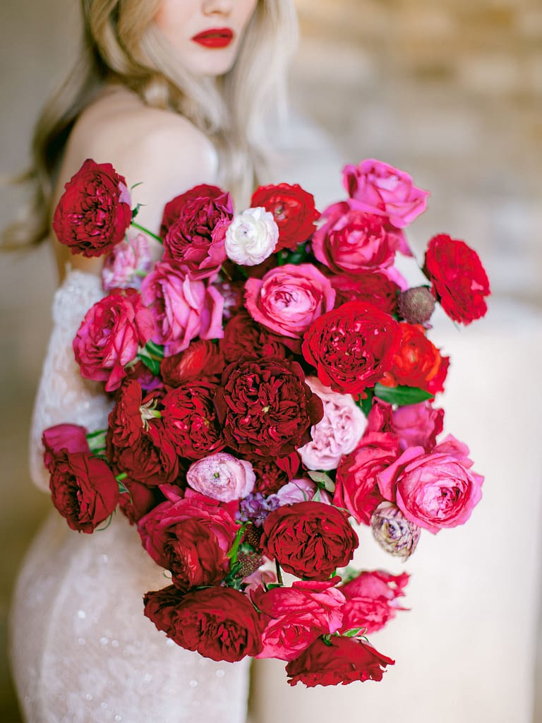 Bouquet da sposa di rose rosse e rosa