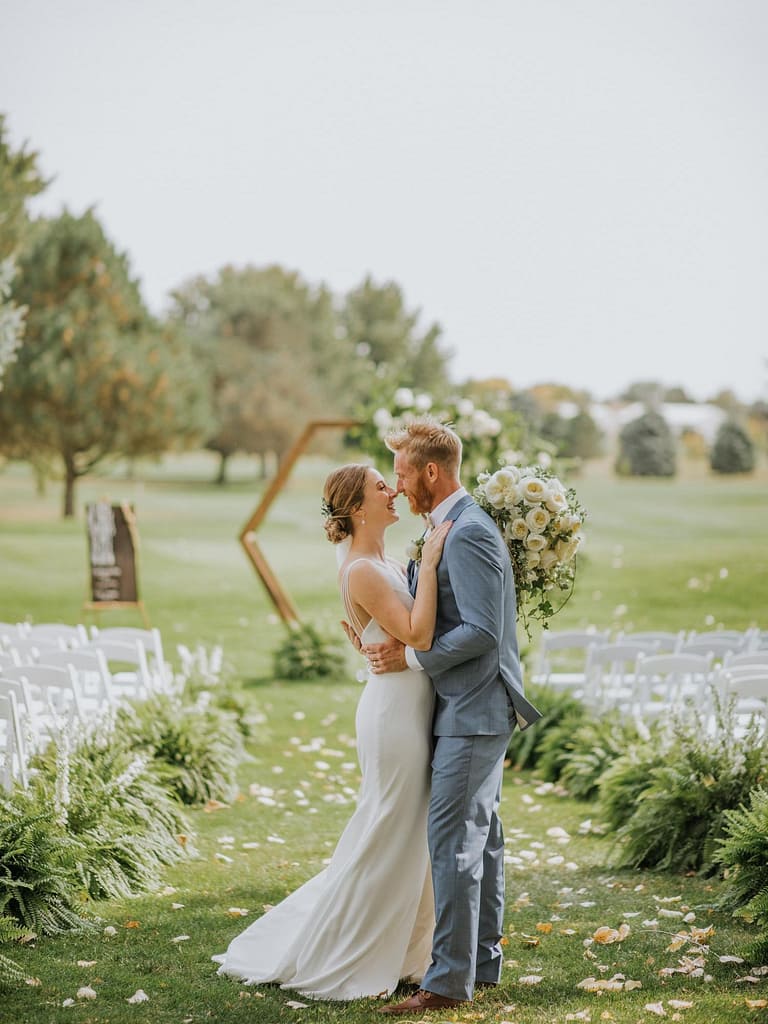 La novia y el novio en la ceremonia de boda al aire libre