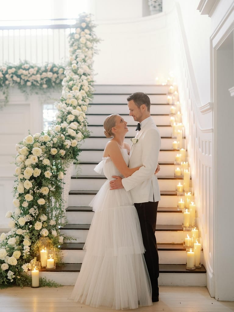Mariée et marié avec escalier rose