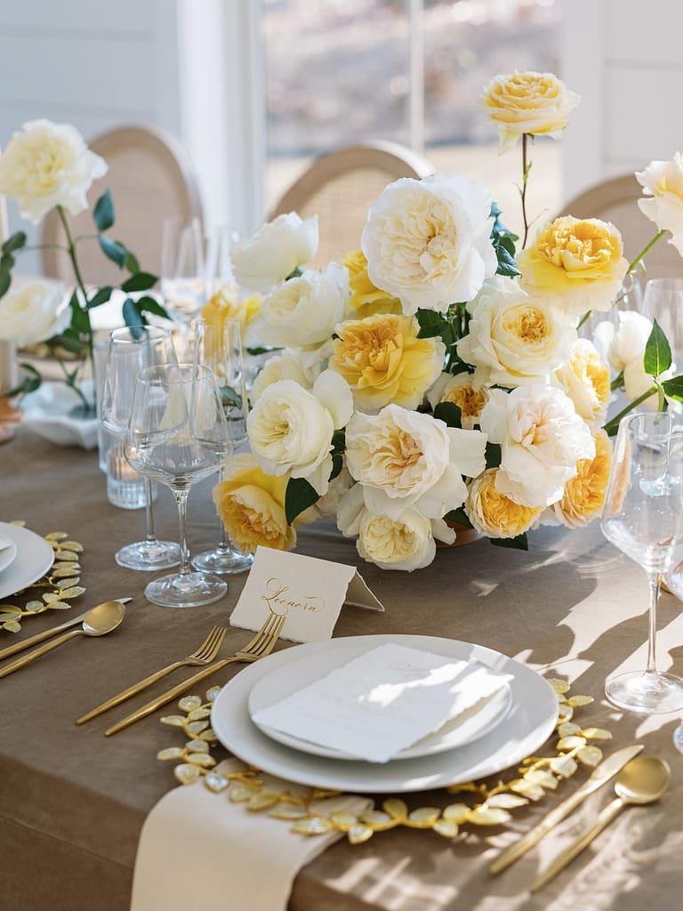Weißes und gelbes Tischdekorationsstück
