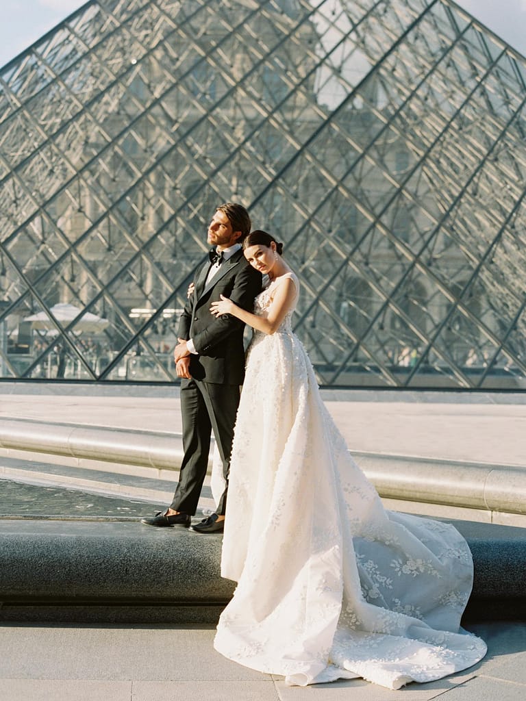 Photos de mariage devant le Louvre