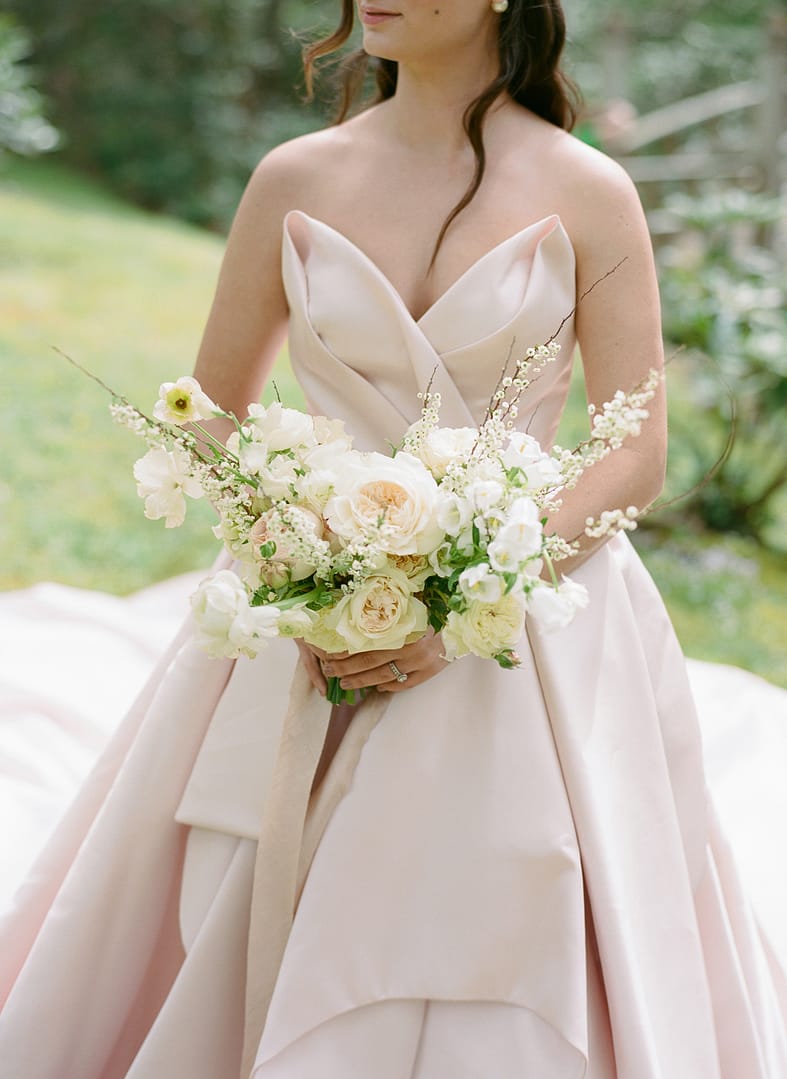 Bouquet de mariage de roses de jardin avec des roses de David Austin