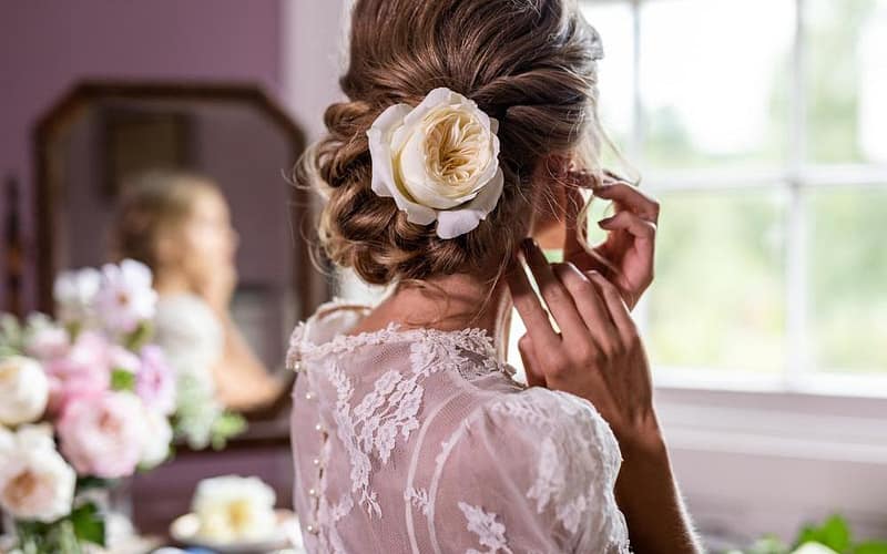 تصفيف الشعر صباح الزفاف مع تصميم الوردة البيضاء