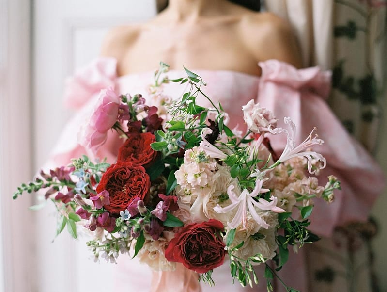Rote und rosa Hochzeitsblumen