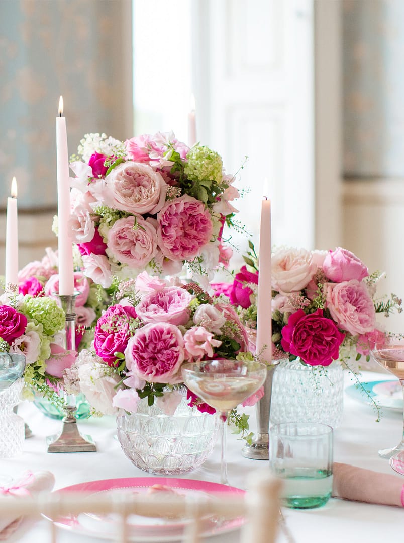 Blumenschmuck für den Hochzeitstisch