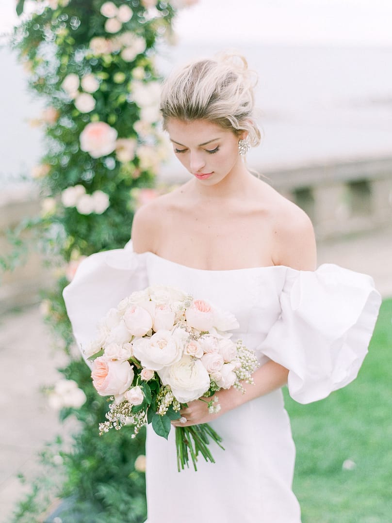 Sposa che tiene il bouquet da sposa di David Austin