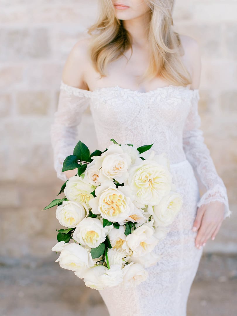 Novia, tenencia, ramo de la boda, con, rosas