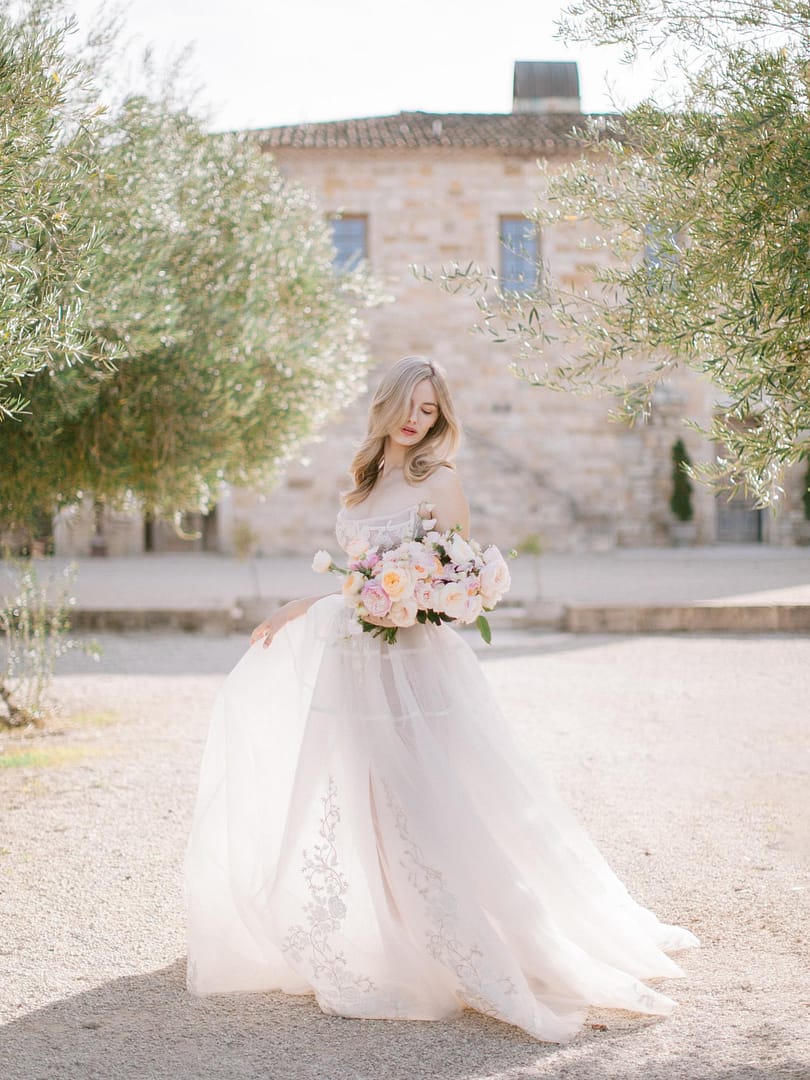 mariée, tenue, mariage, bouquet