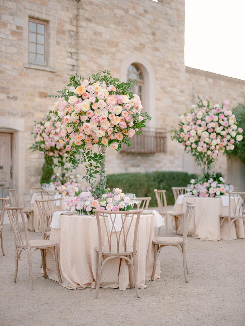 Ricevimento di nozze all'aperto alberi di rose