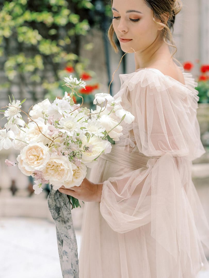 Sposa Con Il Bouquet Da Sposa Bianco