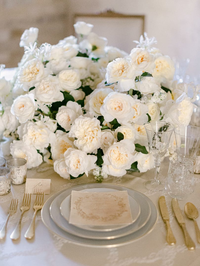 How to choose your wedding colour palette white roses arrangement