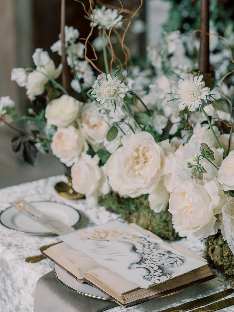 طاولة استقبال الزفاف الأبيض