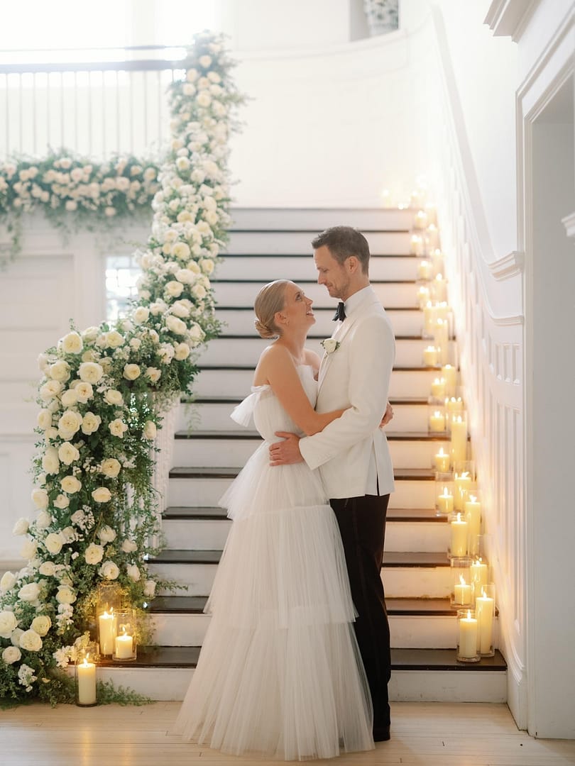 La novia y el novio con escaleras de rosas