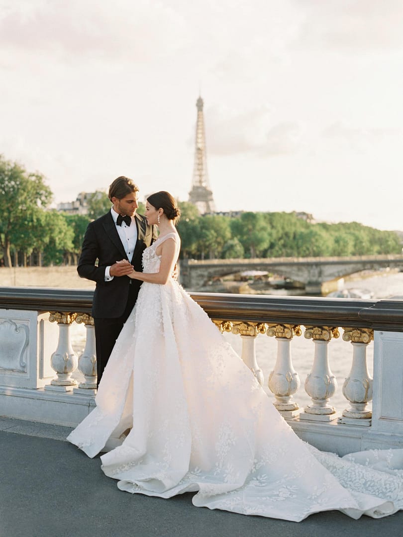 Pareja de recién casados ​​en el Puente Alexandre París