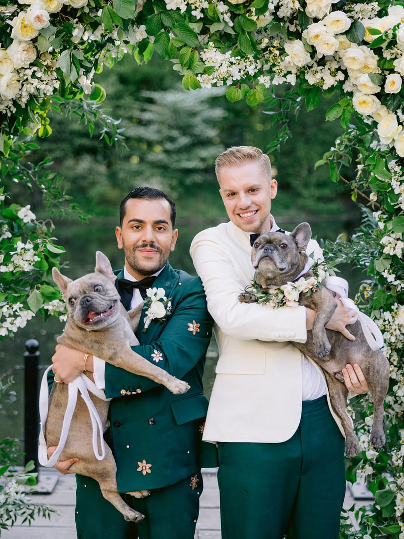 Pareja casada con sus perros