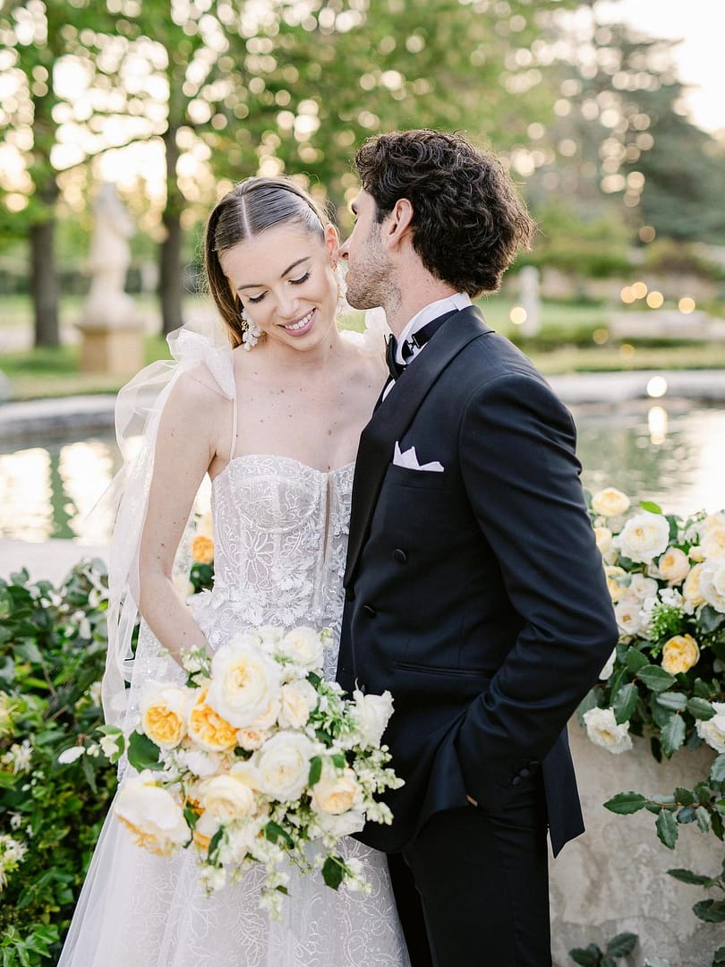 Mariée et marié à la cérémonie de mariage au château