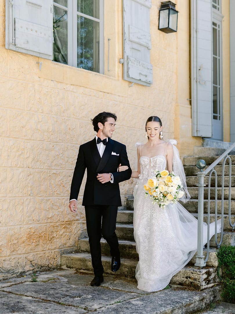 La novia y el novio en la boda Chateau