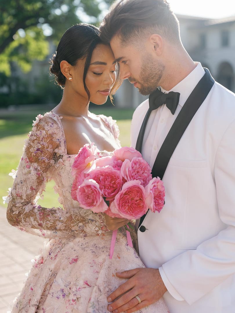 فستان زفاف وردي مع بوكيه وردي
