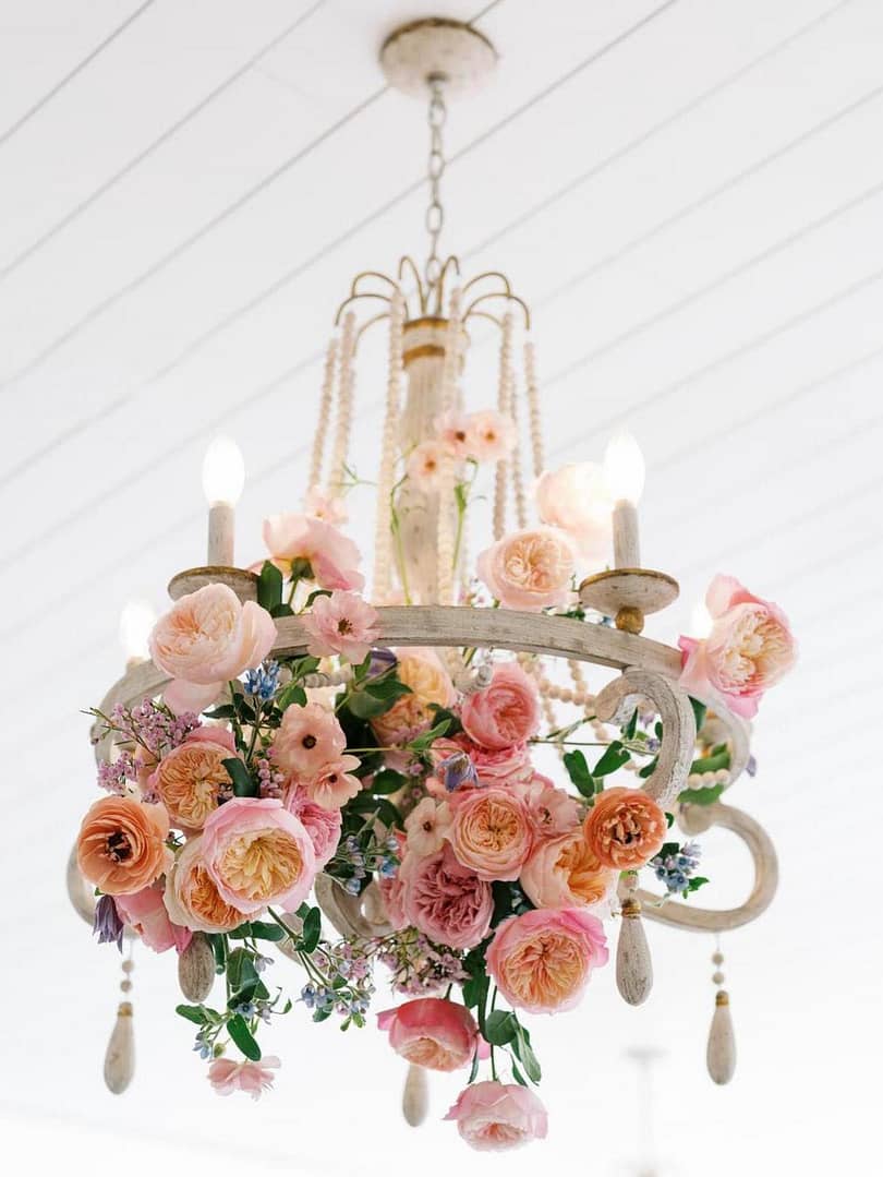 ピンクの結婚式の花のシャンデリア