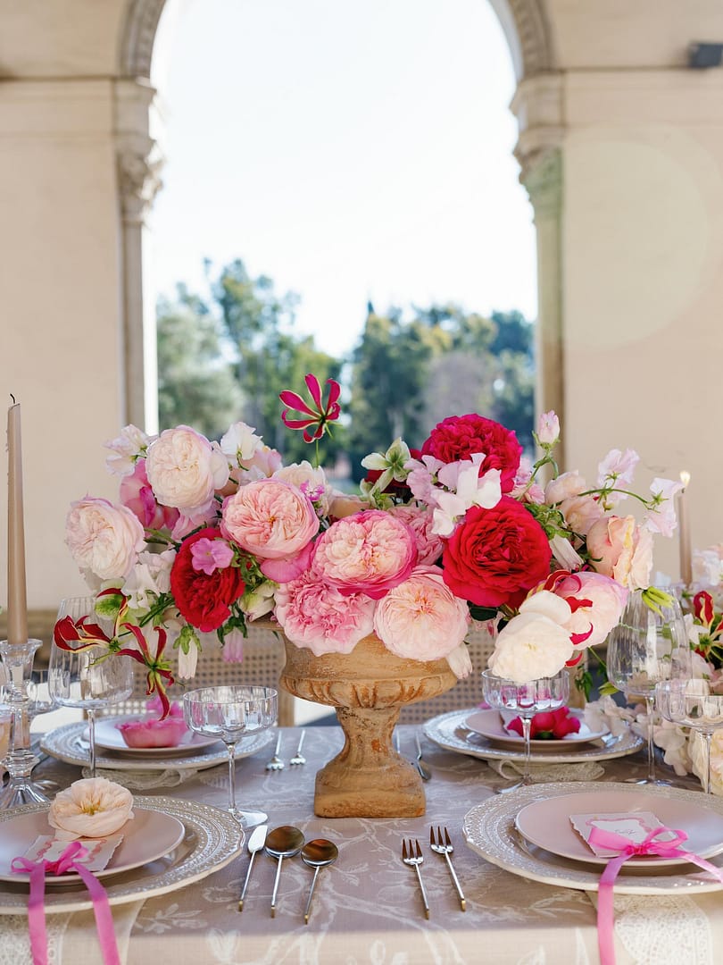 Mesa de recepción de boda rosa