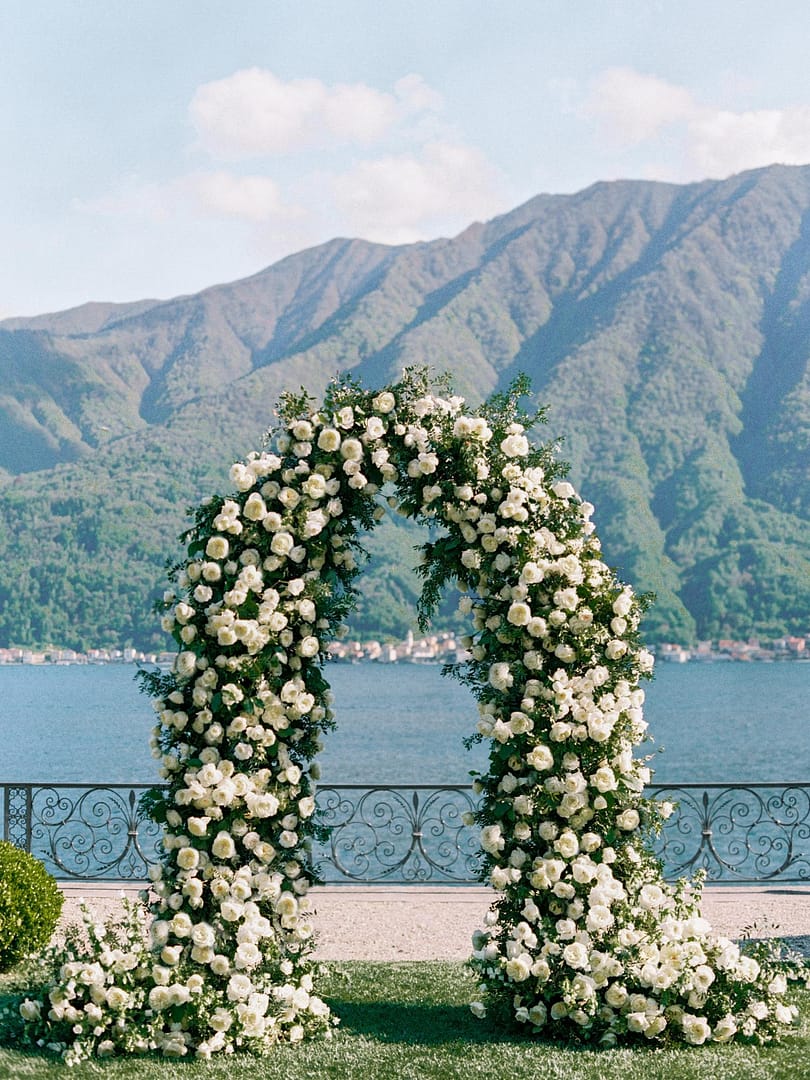 白い結婚式の花のアーチ