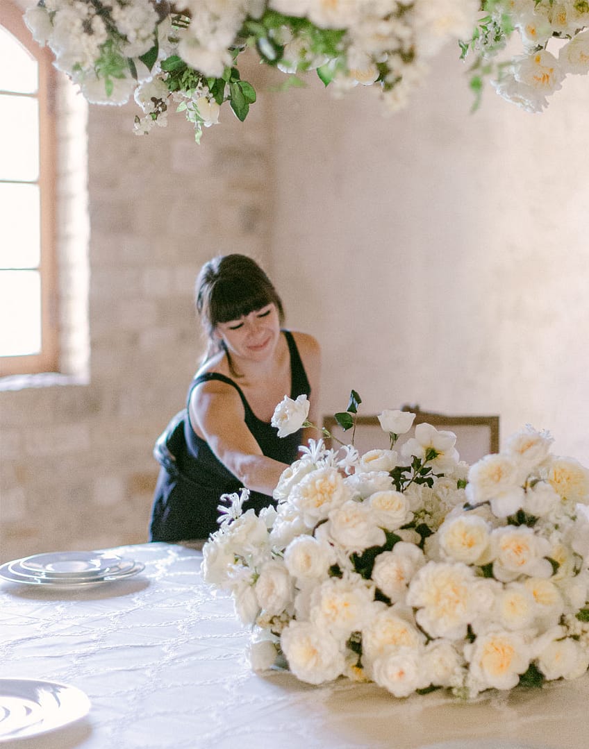 Fleuriste faisant l'arrangement de table de mariage