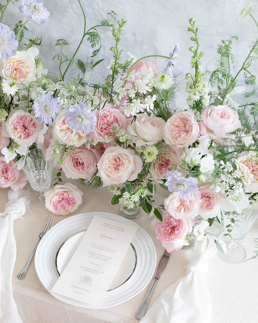 Rosa Rosen für Hochzeitstafelarrangements