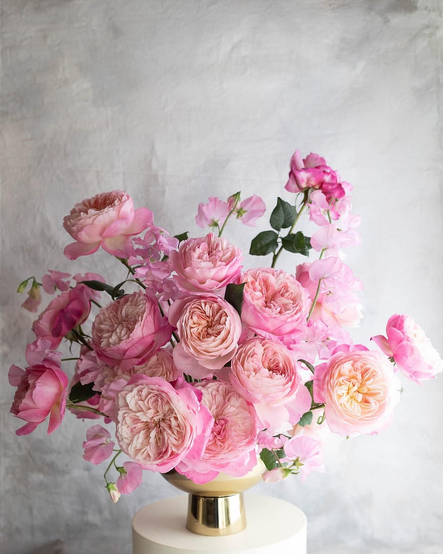 Arrangement d'urne rose rose