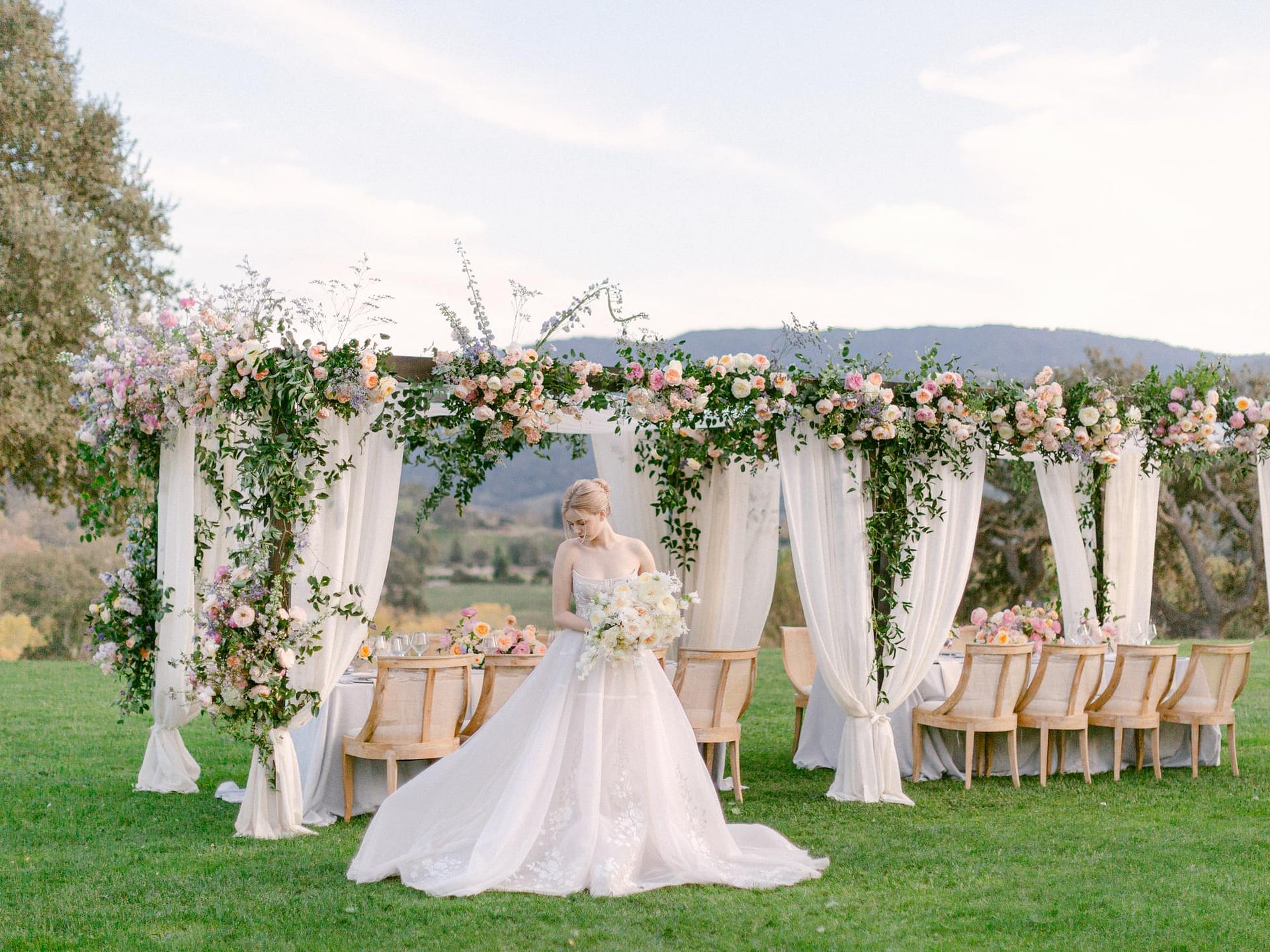 Dos looks para la recepción de su boda al aire libre - David Austin Wedding  and Event Roses, image size:1920x1440